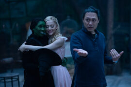 Cynthia Erivo als Elphaba, Ariana Grande als Glinda and Regisseur Jon M. Chu am Set von WICKED