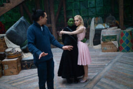 Regisseur Jon M. Chu mit Cynthia Erivo (als Elphaba) und Ariana Grande (als Glinda) am Set von WICKED