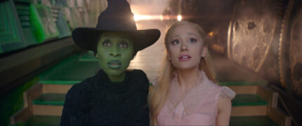 Cynthia Erivo als Elphaba und Ariana Grande als Glinda in WICKED