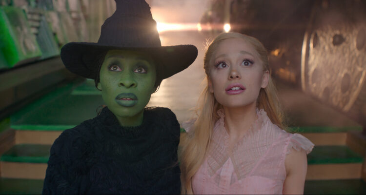 Cynthia Erivo als Elphaba und Ariana Grande als Glinda in WICKED